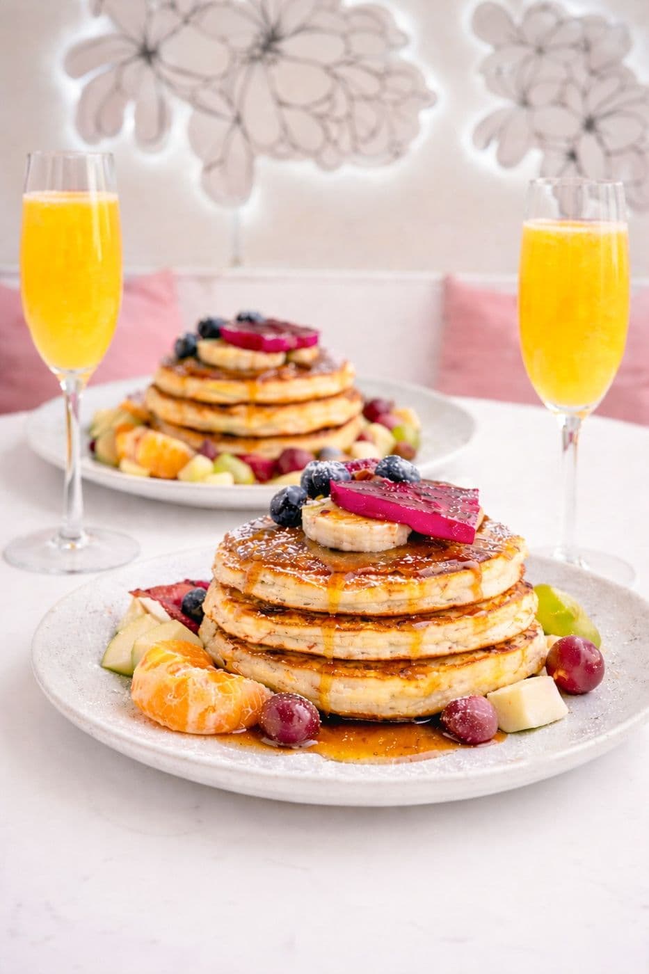 Pancakes con cóctel mimosa